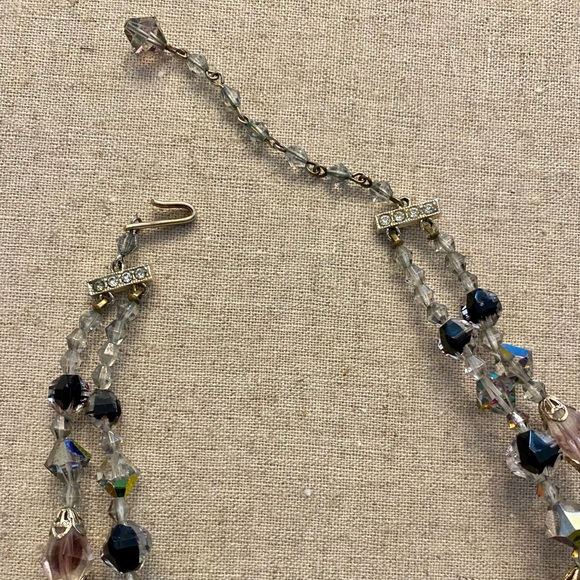 Vintage double strand crystal beaded necklace in shades of purple. - Picture 4 of 5